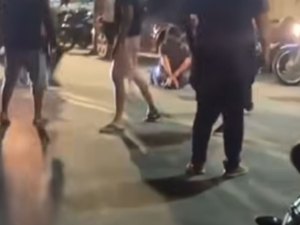 Dupla é espancada por populares após assaltos à mão armada em Maceió