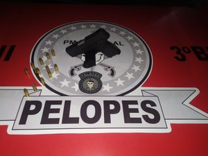 Polícia apreende pistola com 12 munições escondida dentro de veículo, em Arapiraca