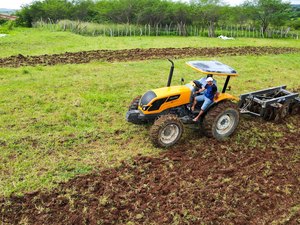 Aração de terras beneficia mil produtores rurais de Traipu