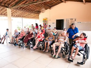 Casa dos Velhinhos de Arapiraca recebe uma tonelada de alimentos do Programa Alagoas Sem Fome