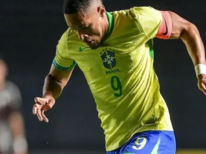 Barcelona exigiu R$ 250 milhões por Vitor Roque, diz diretor da Fiorentina