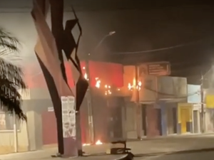 [Vídeo] Dois postes de energia elétrica pegam fogo e deixam parte do centro de Arapiraca sem internet