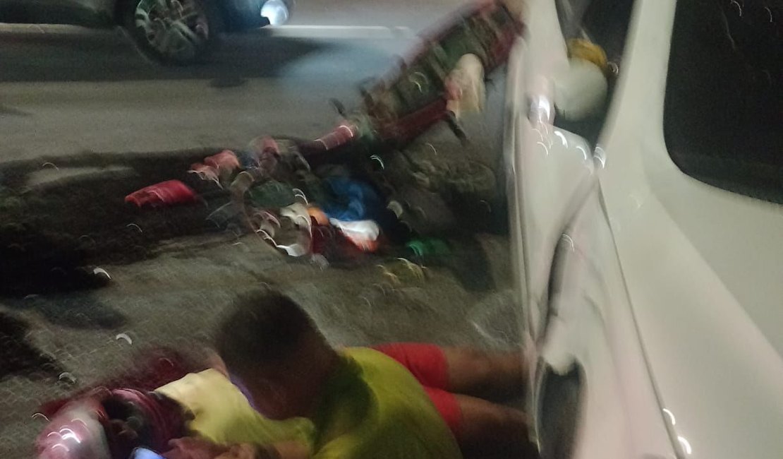 Colisão entre carro e moto deixa duas pessoas gravemente feridas no Trapiche em Maceió