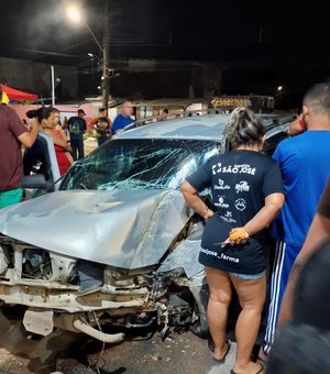 Veículo bate contra parede e deixa condutor preso às ferragens em Rio Largo