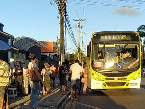 Passageiros enfrentam superlotação no transporte público de Maceió