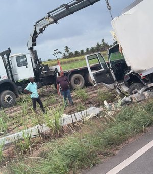 Caminhão frigorífico tomba na entrada de Pindorama e derruba poste de energia