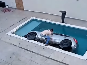 Motorista perde o controle e carro cai dentro de piscina em espaço de lazer