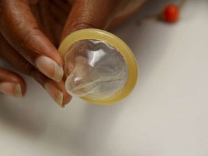 Mulher suspeita de tuberculose e em exame descobre camisinha no pulmão