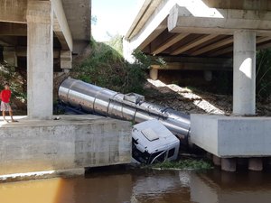  Caminhão tanque cai de ponte na cidade de Porto Real do Colégio