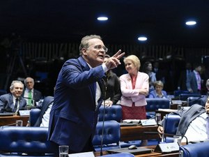 Renan Calheiros está queimando a largada, diz Flávio Bolsonaro