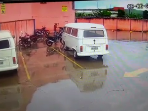 [Vídeo] Homem furta moto em estacionamento de supermercado em Rio Largo