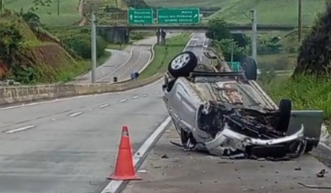 [Vídeo] Carro capota e deixa três pessoas feridas no município de Flexeiras