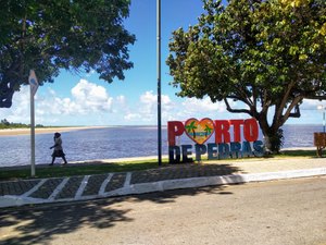 Mulher é presa por ferir irmão com garrafa de vidro e desacatar a polícia, em Porto de Pedras