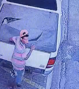 [Vídeo] Criminoso rasga capota de veículo estacionado na Jatiúca e furta diversos objetos