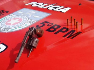 Polícia prende acusados de roubo e apreende arma de fogo no Benedito Bentes