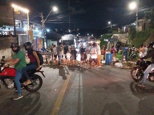 Moradores do Bebedouro bloqueiam Ladeira Benedito Silva em protesto contra a falta de água