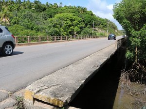 Corrimão quebrado de ponte causa perigo na rodovia AL 101 Norte