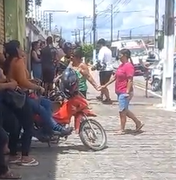 Populares se reúnem em frente à delegacia após prisão de suspeito de homicídio no Bosque das Arapiracas