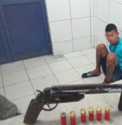 'Segurança' de boca de fumo é preso com espingarda e munições, em Maceió