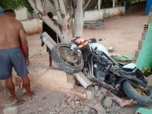 Moto colide em muro de residência e deixa feridos em Taquarana
