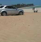 Homem é flagrado destruindo projeto do IMA na praia para passar com carro 