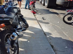 Colisão entre moto e carreta deixa duas vítimas graves próximo ao viaduto da PRF