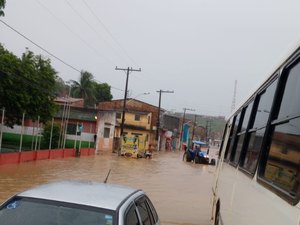 [Vídeo] Chuvas deixam ruas do Centro de Jacuípe alagadas