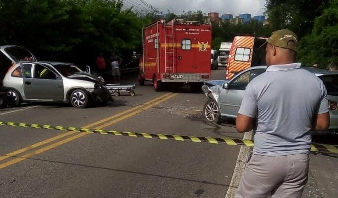 Acidente deixa criança ferida após colisão entre dois carros na Ladeira do Catolé