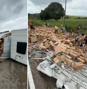 [Vídeo] Carreta tomba na BR-101, em Junqueiro, e carga é totalmente saqueada por populares