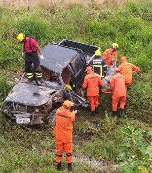 Caminhonete cai em ribanceira, em Murici, fazendo uma vítima fatal