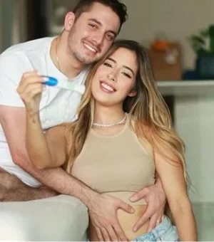Duas semanas após casamento, mulher de Jonas Esticado anuncia gravidez
