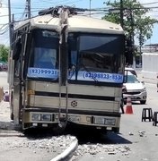 [Vídeo] Motorista perde controle de ônibus e colide com poste no bairro do Feitosa