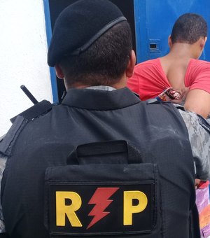 Denúncia leva à apreensão de espingarda caseira e drogas 