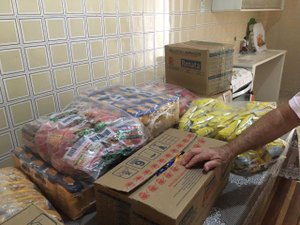 ACDA e empresas arapiraquenses doam alimentos para casa que apoia pacientes com câncer
