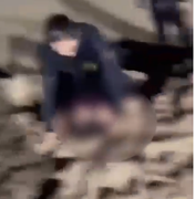 [Vídeo] Policial salva mulher em surto de afogamento e depois é socorrida na Praia de Jatiúca