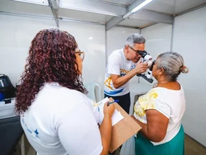 Olhar da Gente realiza triagens para cirurgias de catarata na comunidade Grota do Cigano