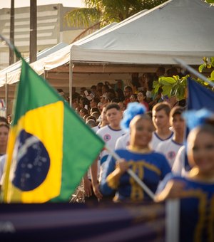Desfile cívico celebra 209 anos da emancipação de Alagoas com foco na era digital