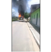 População aciona Corpo de Bombeiros após incêndio em veículo