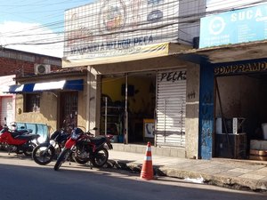 Bombeiros são acionados para retirar cobra de dentro de loja em Arapiraca