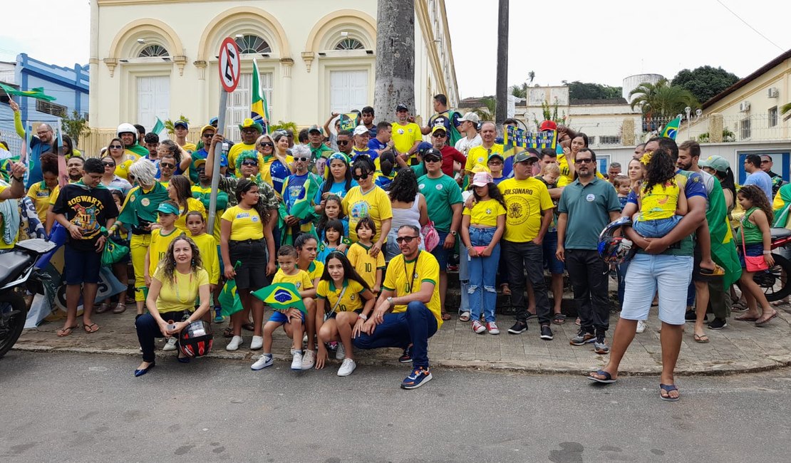 Apoiadores do Governo Bolsonaro se reúnem em frente de igreja em Palmeira dos Índios