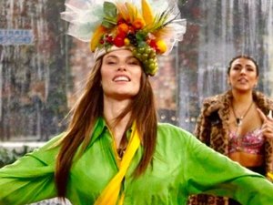 Brasileira do BBB italiano se declara bissexual e assume paixão por colega da casa