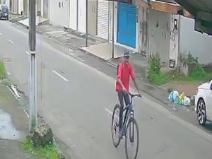 [Vídeo] Câmeras flagram homem furtando bicicleta em vila de Maceió