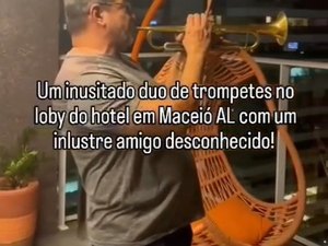 [Vídeo] Músicos fazem alegria de moradores na orla de Maceió com dueto inusitado