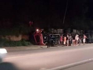 Carreta tomba e deixa motorista preso às ferragens na BR-316 em Atalaia