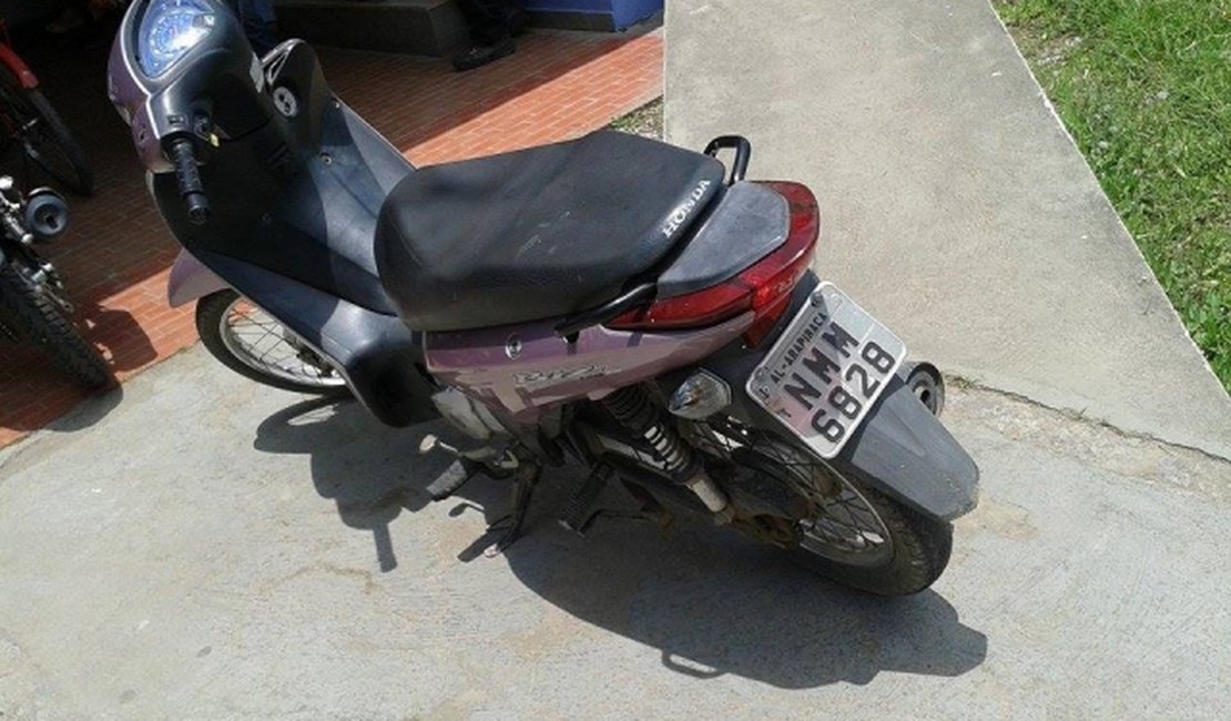 Ao realizar ronda, PM encontra moto roubada no bairro da Canafístula