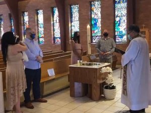 Padre expulsa menino autista do batizado da irmã por fazer barulho