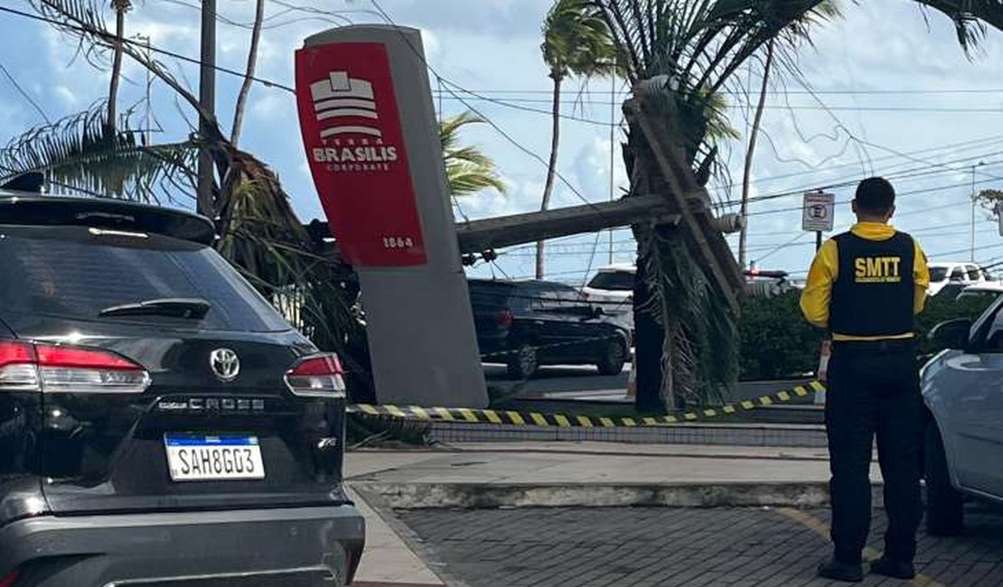 Poste cai após colisão e espalha fiação na Avenida Assis Chateaubriand, em Maceió
