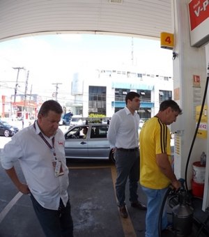 Técnicos do Instituto de Metrologia fiscalizam postos de combustíveis em Maceió