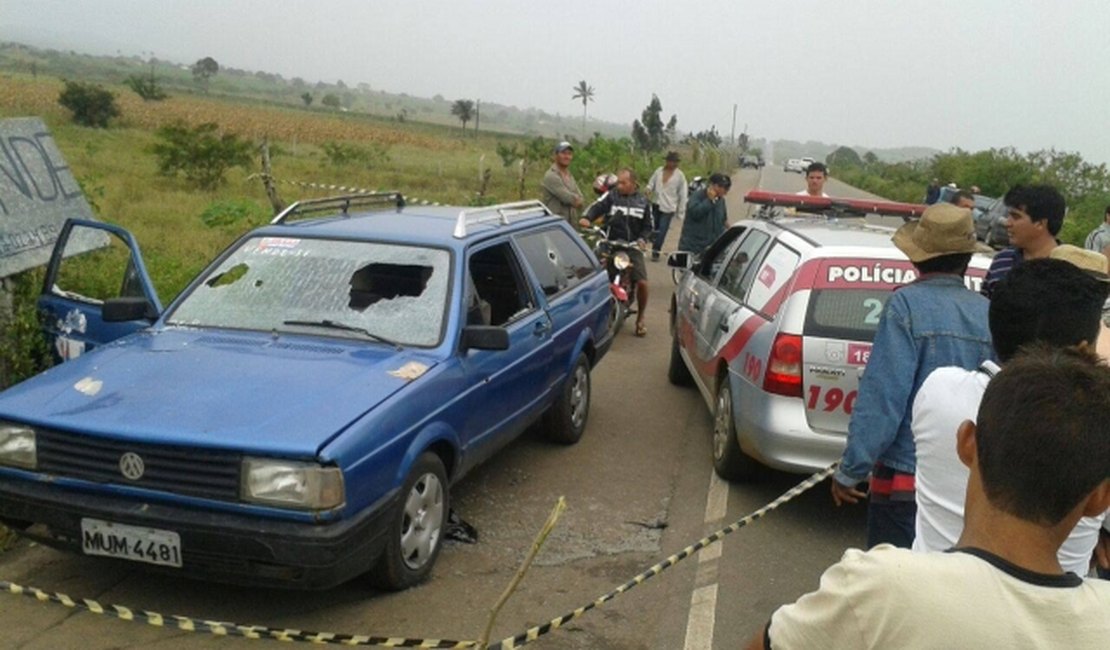 Homem é executado dentro de carro ao lado de sua mulher