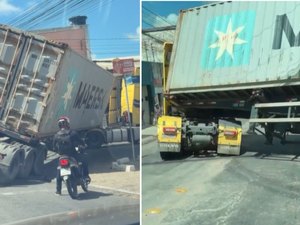 [Vídeo] Carreta quase tomba e deixa Av. Rio Branco interditada em Arapiraca